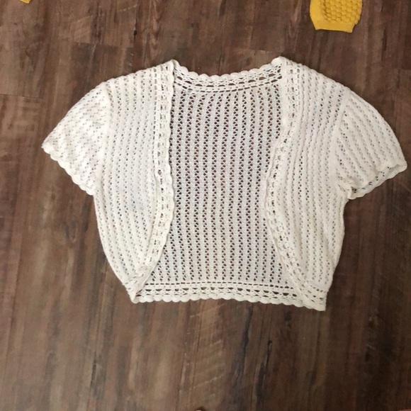 🪷 5/$10 🪷 two crop cardigans, there is a hole upfront in yellow - Picture 5 of 6